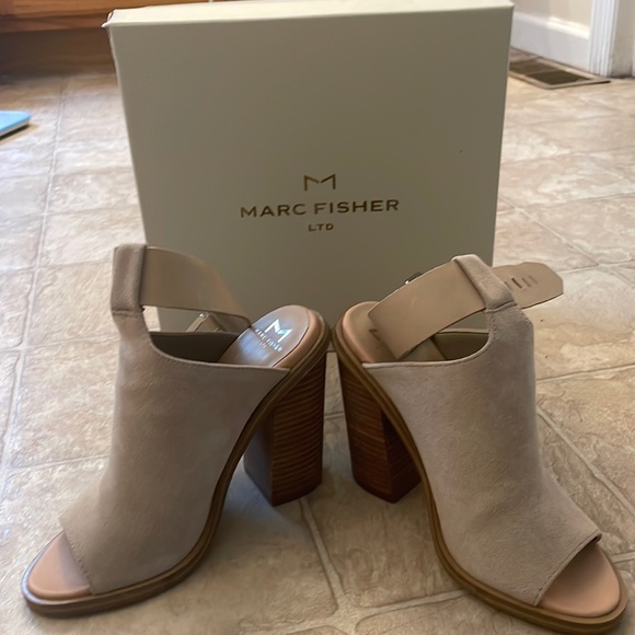 Marc Fisher LTD – Vashi Ankle Strap Sandal
LNASU / 5M / 5M - Picture 2 of 6